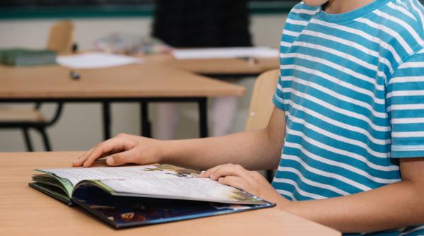 Tatăl unui elev a refăcut complet pentru fiul său manualul de istorie, cu ajutorul inteligenței artificiale