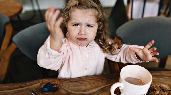 Sfaturi pentru părinții copleșiți de crizele și refuzurile celui mic. „Nu este nevoie să fie perfecți, ci suficient de prezenți”