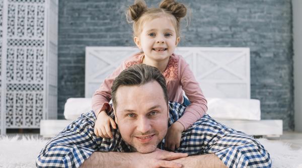 Ce învață o fată de la tatăl ei. „Nu trebuie să fii eroul ei cu pelerină/ Este suficient să faci ASTA”