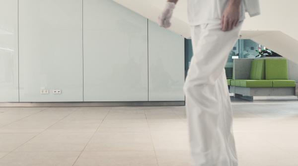 „O să se rezolve problemele dacă obligăm medicii să stea în România? nu”. Ce spune o studentă după declarația lui Ilie Bolojan