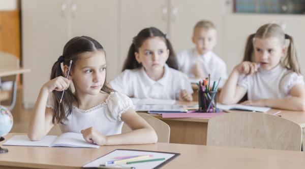 Peste 156.000 de elevi învață în două schimburi în acest an școlar