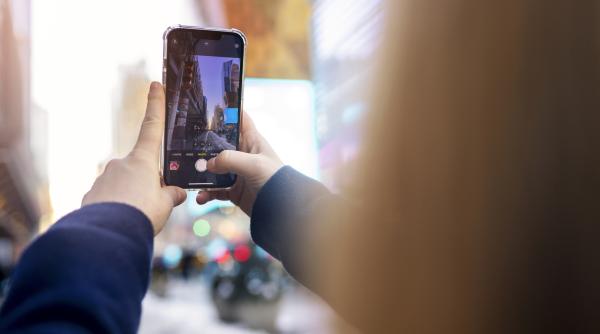 Studiu: Mulți tineri fredonează melodii virale pe Tik Tok fără să știe cine le cântă