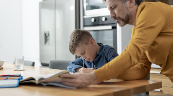 Părinții dezbat dacă temele din ciclul primar sunt cu adevărat necesare