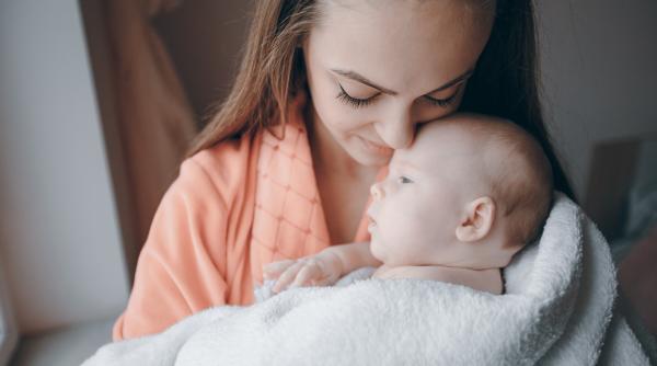 O fundație caută voluntari pentru a îmbrățișa nou-născuți care au fost abandonați