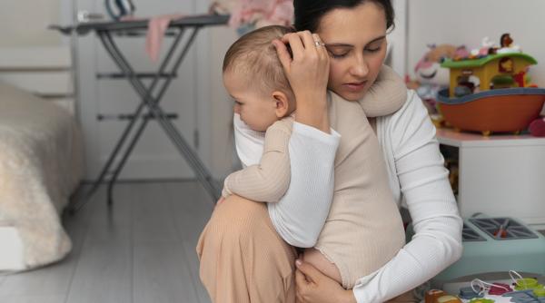 „Dacă tu ești obosit, ea este și mai obosită”: Un pediatru transmite un mesaj important taților