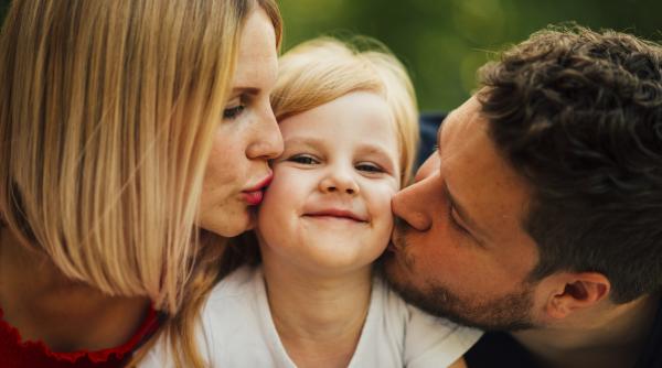 Nu-i spune copilului tău doar „Te iubesc”: Fă asta și va simți cu adevărat!