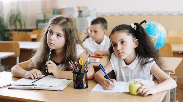 Educator și psiholog: „Avem nevoie de școli în care elevii să se simtă văzuți, nu doar evaluați”