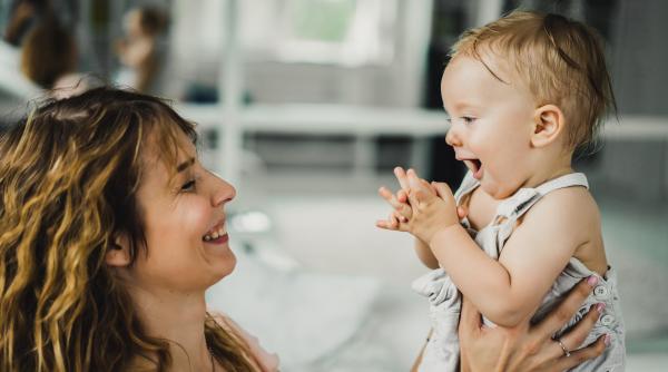 De ce ne schimbăm vocea când vorbim cu un bebeluș și ce efect are asupra dezvoltării lui