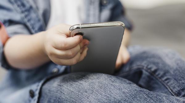 Fetiță de 5 ani și-a salvat mama după ce aceasta a făcut stop cardiac în timp ce mergea cu bicicleta