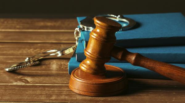 Un băiat de 10 ani și-a dat în judecată tatăl. Acesta i-a folosit economiile pentru a se recăsători