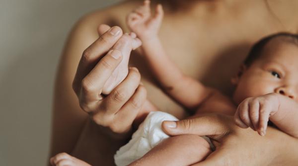 Ce se întâmplă când pui bebelușul pe pieptul mamei imediat după naștere. Despre contactul piele pe piele