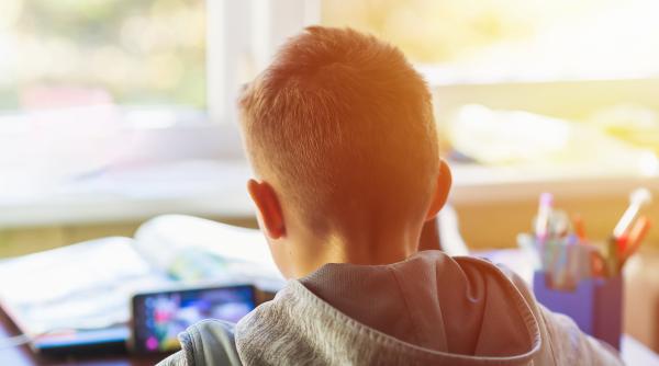 Ministerul Educației le sugerează celor peste 200 de elevi români care sunt blocaţi în Dubai să intre la ore online