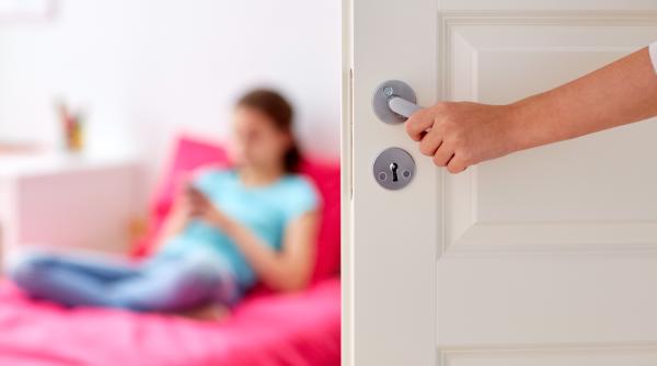 Cum gestionezi ușile trântite și tăcerile lungi ale copiilor? Radu Leca: „Multe familii se blochează în două extreme”