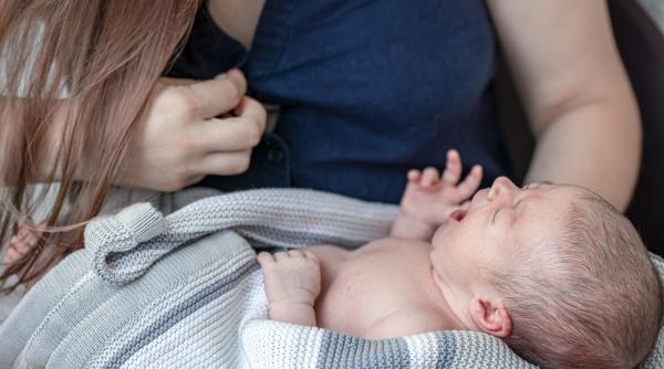 O fată de 13 ani și două de 15 ani au devenit mame. Creștere alarmantă a numărului de mame minore