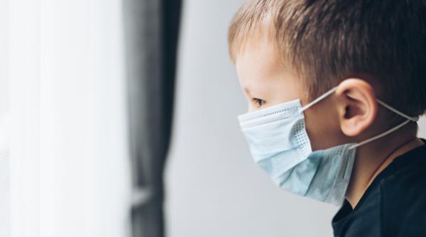 Un copil de 4 ani a venit singur la spital pentru o operație pe cord. „Se vedea că era speriat și nervos și că nu cunoștea pe nimeni”