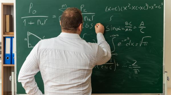 Profesor de matematică, anchetat: A dat la test elevilor să calculeze cât ar costa o cină pentru o fată de 55 kg vs. una de 100 kg