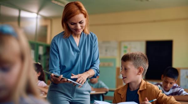 O britanică cere ca limba română să fie predată în școlile din Marea Britanie. Inițiativa stârnește interes și dezbateri