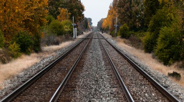 Adolescent electrocutat după ce s-a urcat pe un vagon de tren