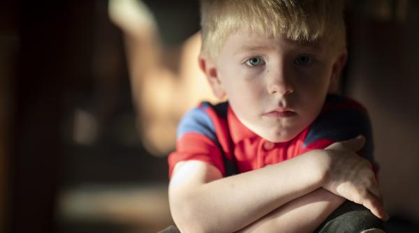 Copiii crescuți fără afecțiune ajung adulți singuratici, arată un studiu