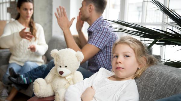 Conflictul în familie seamănă cu un chibrit- uneori aprinde lumină, alteori dă foc la toată casa