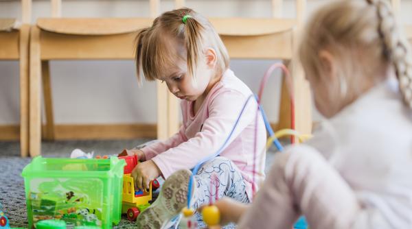 Cum gestionăm conflictul dintre doi copii, dar care sunt și de nedespărțit. Oana Moraru: „NU faceți asta”