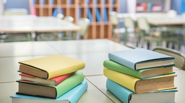 Vor avea elevii manuale noi în septembrie 2026? Polixeniu Anghel, invitat la DC Edu