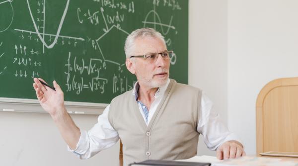 Cadrele didactice pot rămâne titulare până la vârsta de 70 de ani. Cererile acestora se depun la unitatea de învățământ 