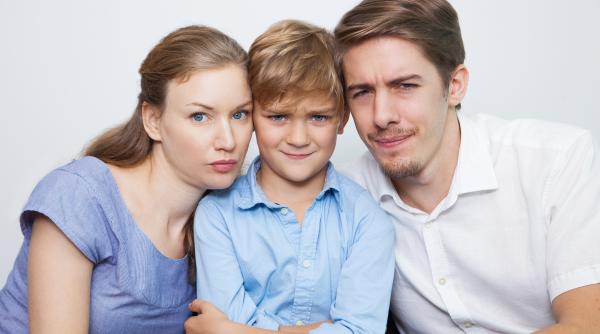 Când mama spune „Da” și tata spune „Nu”: 3 reguli de aur pentru a preveni destabilizarea copiilor 