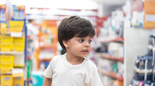 Când copilul tău face o criză de nervi în public, fă aceste patru lucruri