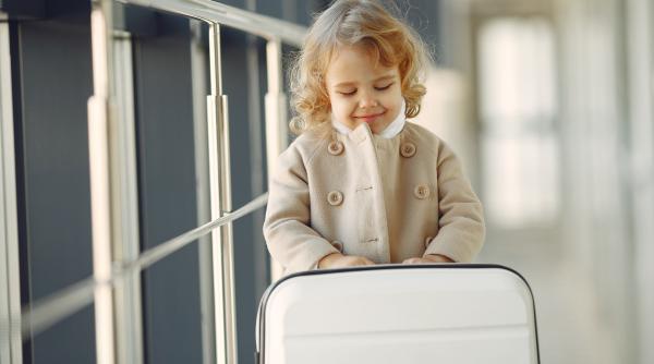 Cum să călătorești cu cei mici fără stres: sfaturi pentru părinți