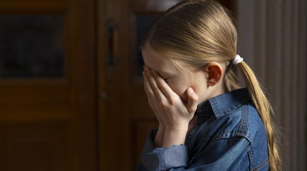 Fetiță de 9 ani bătută fără milă de mamă și iubitul acesteia. Cei de la DGASPC verificau doar dacă era mâncare în casă