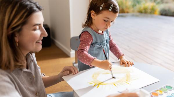 De ce nu ar trebui să-i spui mereu unui copil că desenul său este frumos? Psiholog: „Problema apare când faci asta”