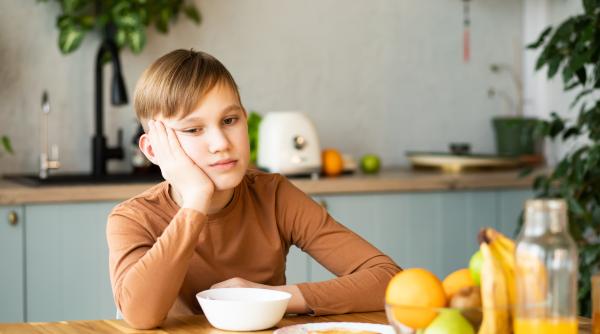 „Boy kibble” pe TikTok: O tendință alimentară periculoasă pentru adolescenți, care îi îngrijorează pe experți