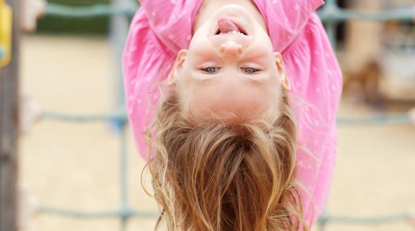 Copiii care sunt „cei amuzanți” din grup ajung să dezvolte aceste 11 trăsături rar întâlnite