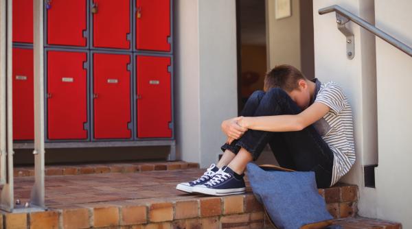 Abandonul școlar nu ține de „lene”, nici de „copii problemă”, atrage atenția psihologul Radu Leca. Meta-analiză și recomandări