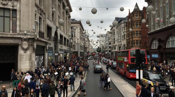 Locuitorii unui oraș din Marea Britanie, terorizați de o bandă de adolescenți: „Copiii conduc acest oraș”