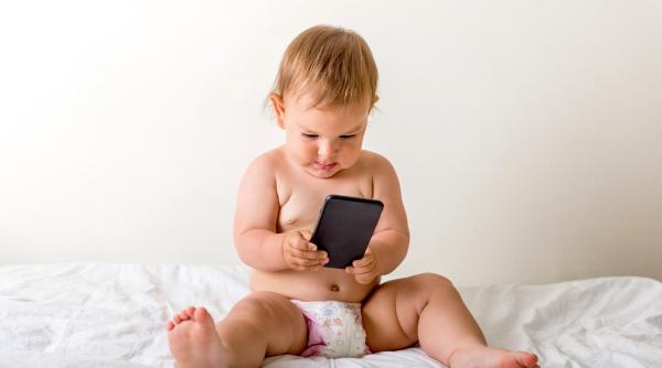 Majoritatea bebelușilor de 9 luni petrec timp în fața ecranelor, arată un studiu