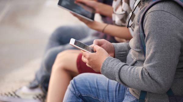 Statele UE cer reguli mai stricte pentru protecția minorilor online