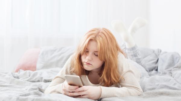  Copiii care petrec prea mult timp singuri dezvoltă de obicei aceste obiceiuri