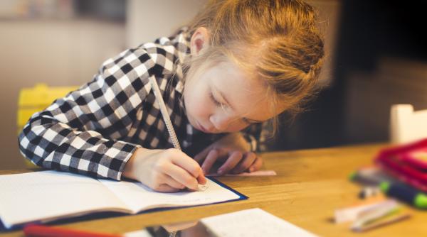 Singurul truc psihologic inteligent care îi face pe copii să își facă temele fără niciun conflict, potrivit cercetărilor