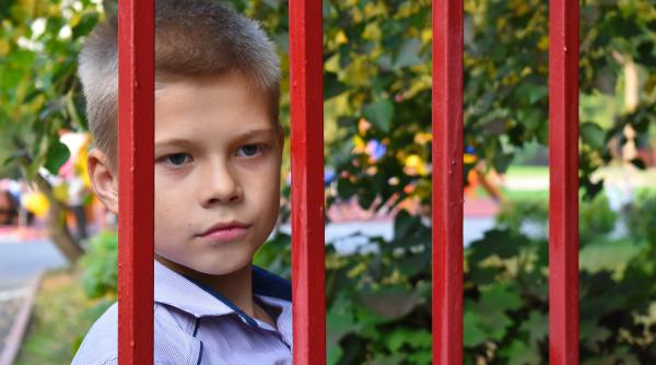 Absenteismul școlar cronic nu începe cu absențe, începe cu semne ignorate. Radu Leca spune cum îl oprești la timp