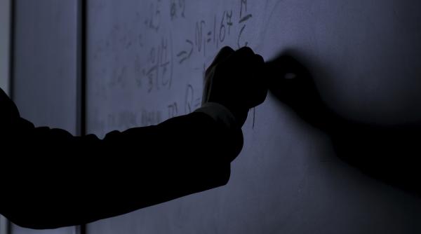 Profesor de matematică, suspectat că folosește ChatGPT la ore