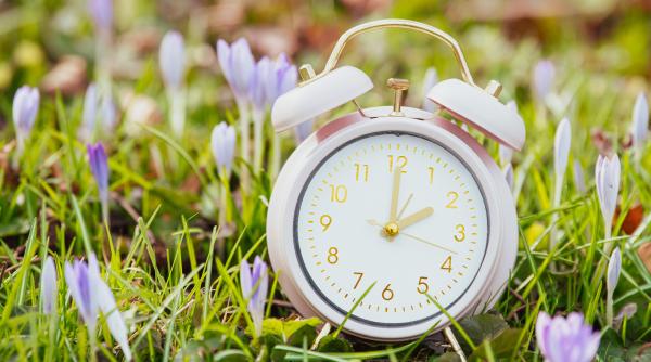 Trecem la ora de vară! Cum se modifică ceasurile în această noapte 