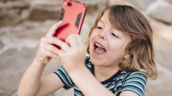 Tot mai multe țări vor restricții pentru minori pe rețelele sociale. Ce arată un sondaj