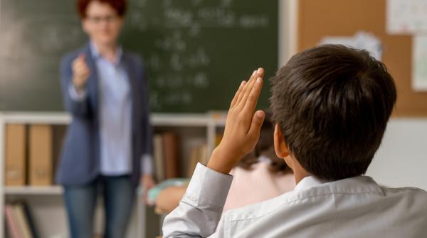 Cuvintele profesorului pot salva un elev! Radu Leca spune cum schimbă feedbackul traseul școlar și reduce abandonul