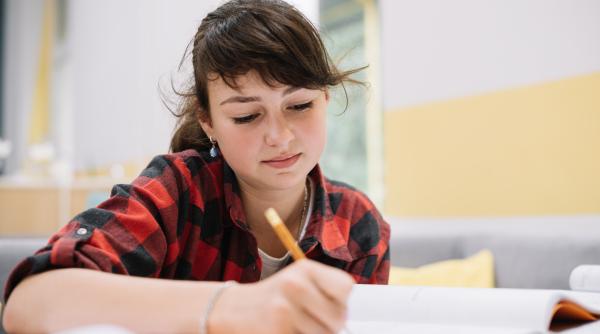 Generația Z nu mai știe să scrie de mână! De ce acest obicei ne face mai inteligenți decât tastatura