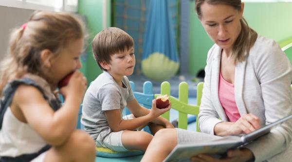 „Sosesc în scutece și nu pot vorbi”: Semnal de alarmă tras de educatoarele din Anglia