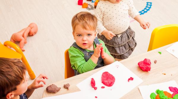 Studiu: Acei copii care merg la creșă au o imunitate mai bună