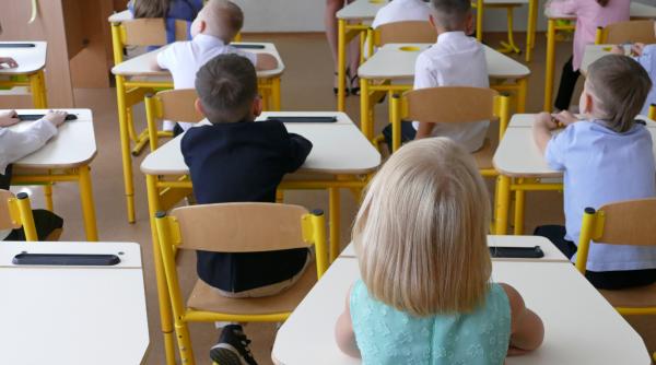 „Bătălia” părinților pentru clasa pregătitoare. Vize de flotant și cozi la secretariate