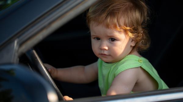 Capul ca o bilă de bowling: riscul uriaș la care îți expui copilul în mașină
